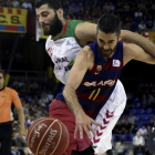 Navarro y Bourousis pugnan por el balón.-EFE / ALBERTO ESTÉVEZ