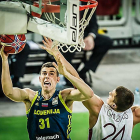 Cancar lanza a canasta en el partido de ayer frente a Letonia.-FIBA