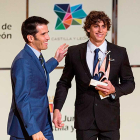 David Llorente recoge el premio al Mejor Deportista Joven de Castilla y León.-Ui1
