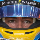 Fernando Alonso, pensativo en el box de McLaren-Honda en el circuito de Spa.-EFE
