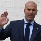 Zinedine Zidane saluda a los aficionados durante la rúa, el pasado 27 de mayo.-/ OSCAR DEL POZO (AFP)