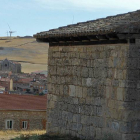 Una espléndida  vista del pueblo y la iglesia de San Esteban desde su ‘hermano vigilante’, el templo de San Millán.-ECB