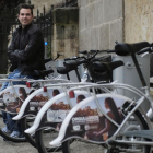 Luis Méndez, estudiante de la USAL, en uno de los puntos de préstamo del servicio público de bicicletas de Salamanca-ENRIQUE CARRASCAL