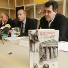 Los autores, Fernando Cardero Azofra (i.) y Fernando Cardero Elso, flanquean al profesor René Jesús Payo, que presentó el libro.-Raúl Ochoa