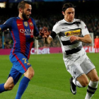 Aleix Vidal corre junto a Schulz en el Barça-Borussia en el Camp Nou.-REUTERS / ALBERT GEA