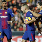 Messi, Paulinho, Alba y Suárez celebran el gol del empate azulgrana en Mestalla.-EFE / MANUEL BRUQUE