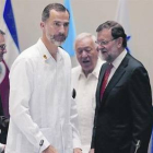 El rey Felipe, con Mariano Rajoy y García-Margallo, ayer, Veracruz.-Foto: EL PERIÓDICO