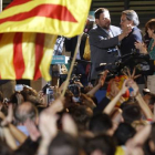 Simpatizantes de Junts pel Sí celebran los resultados en el Mercat del Born-JULIO CARBO