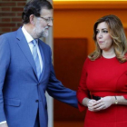 Mariano Rajoy recibe a Susana Díaz en diciembre de 2014 en la Moncloa.-J.M. PRATS