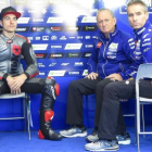 Maverick Viñales, sentado en la silla de Jorge Lorenzo en el box de Yamaha, junto a Ramon Forcada y Davide Marelli, técnico y telemétrico del mallorquín durante 9 años.-EMILIO PÉREZ DE ROZAS