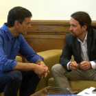 Los líderes del PSOE, Pedro Sánchez, y de Podemos, Pablo Iglesias, durante una reunión en el Congreso, en junio del 2017.-DAVID CASTRO