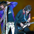 Steven Tyler y Joe Perry, cantante y guitarra de Aerosmith, durante un concierto en Suecia.-AFP/CLAUDIO BRESCIANI