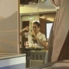 Captura del vídeo en el que se ve a la azafata de Emirates rellenando una botella de champán con restos de copas usadas.-YOUTUBE