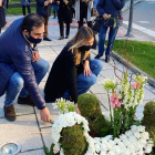 Los concejales Blasco y Berzosa depositan una flor en recuerdo de las víctimas del Covid. ECB