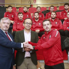 Fundación Caja de Burgos y Club Balonmano Burgos firmaron ayer el convenio en el Foro Solidario-Raúl G. Ochoa