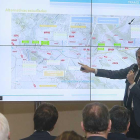 El ministro de Fomento, Íñigo de la Serna, señala un punto del trazado del AVE entre Burgos y Vitoria.-RAÚL G. OCHOA