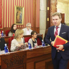 El alcalde, Javier Lacalle, entra al salón de Plenos del Ayuntamiento.-RAÚL G. OCHOA