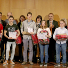 Fernado Rey, en el centro, posa con los alumnos premiados por su trabajo en Matemáticas.-ICAL