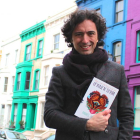 Andrés Pascual, con un ejemplar del libro con el barrio londinense de Notting Hill, donde vive ahora, de fondo.-
