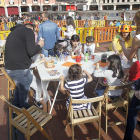 Varios niños y sus padres participan en los talleres organizados con motivo de la celebración.-SANTI OTERO