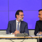 Mariano Rajoy, entre Fernando Martínez Maillo y María Dolores de Cospedal, este lunes en la comité ejecutivo nacional del PP, para analizar los primeros pasos dados tras la aplicación del 155.-/ DAVID CASTRO