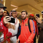 Aficionados catarís se hacen fotos con Messi en el aeropuerto de Doha.-FCB / MIGUEL RUIZ