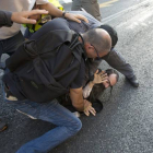 La policía detiene al judío ultraortodoxo que ha perpetrado el ataque.-Foto:   AP / Sebastian Scheiner