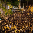 Miles de manifestantes protestan frente a un cuartel de policía, este miércoles en Hong Kong (China).-JEROME FAVRE/ EFE