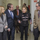 Rosa Valdeón con el presidente de APD, Javier Hojas, y el delegado de la Junta en Burgos, Fernández Mardomingo.-SANTI OTERO
