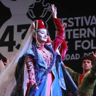 La bailarina principal de Armenia ejecuta uno de sus movimientos sobre el escenario.-RAÚL G. OCHOA