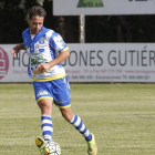 Borja conduce un balón en el amistoso contra el CD Mirandés-Santi Otero