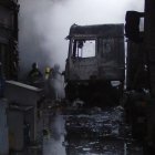 Un camión calcinado en el interior de la nave.-BOMBEROS DE BURGOS