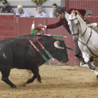 El rejoneador Óscar Borjas, durante un lance.-ECB