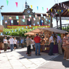 Vecinos y visitantes disfrutan del mercado medieval que se instala con motivo de la feria.-R. FERNÁNDEZ