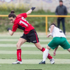 Desi trata de zafarse de la entrada de una jugadora del Peñas Oscenses en el choque de ayer-I. L. Murillo