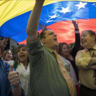 Unos manifestantes reclaman elecciones libres en una protesta contra el presidente Nicolás Maduro en el distrito financiero de Caracas, este miércoles.-RODRIGO ABD (AP)