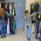 Los clientes observan con detenimiento  los diferentes stands de ropa.-ISRAEL L. MURILLO