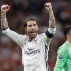 Sergio Ramos celebra el pase del Madrid a las semifinales de la Champions.-AP / DANIEL OCHOA DE OLZA