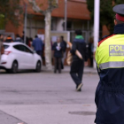 Un agente de los Mossos ante el IES Icària durante la consulta del 9-N-XAVIER JUBIERRE