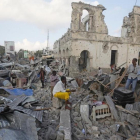 Un edificio destruido tras un ataque con un coche bomba en Mogadiscio.-/ PERIODICO (AP / FARAH ABDI WARSAMEH)