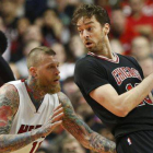 Pau Gasol trata de deshacerse de Chris Andersen, en un momento del encuentro entre los Bulls y los Heat disputado en Chicago.-Foto: EFE / KAMIL KRZACZYNSKI