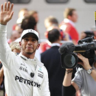 Lewis Hamilton saluda a sus seguidores tras lograr la pole en Malasia.-DIEGO AZUBEL