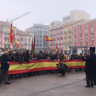 Los asistentes se colocaron tras una gran bandera de España.-Vox