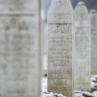 Tumba de Muriz Sinanovic (1963-1995), uno de los 8.000 musulmanes asesinados en Srebrenica, en el cementerio-memorial de Potocari, en las afueras de Srebrenica, el 7 de marzo.-Foto: AP / SULEJMAN OMERBASIC