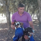 Durán con algunos de los perros que guardan en sus instalaciones, donde cuentan con 2 hectáreas de terreno.-ECB