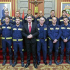 Foto de familia de los nuevos integrantes del servicio municipal de bomberos con el alcalde, Javier Lacalle, ayer en el Salón de Plenos.-RAÚL G. OCHOA