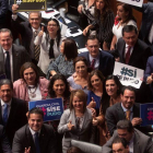 Un grupo de Senadores festejan la creacion de la Guardia Nacional en México.-EFE