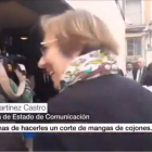 Momento en el que la secretaria de Estado de Comunicación, Carmen Martínez Castro, es pillada con la frase ¡Os jodéis!.-LA SEXTA