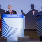 El negociador británico David Davis (izquierda) y el de la Unión Europea, Michel Barnier, ayer, en Bruselas.-EFE / OLIVIER HOSLET