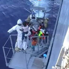 La nave Cigala Fulgosi, de la marina italiana, rescata hoy una barcaza de enmigrantes en el Mediterraneo.-